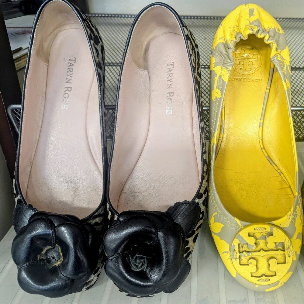 A lot of two pairs of flat shoes (TARYN ROSE + TORY BURCH)